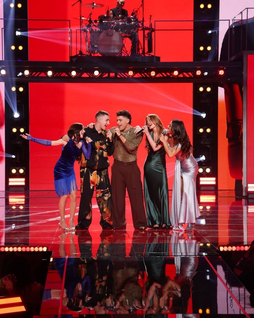 Los finalistas de OT 2025 abriendo la gala con una actuación grupal