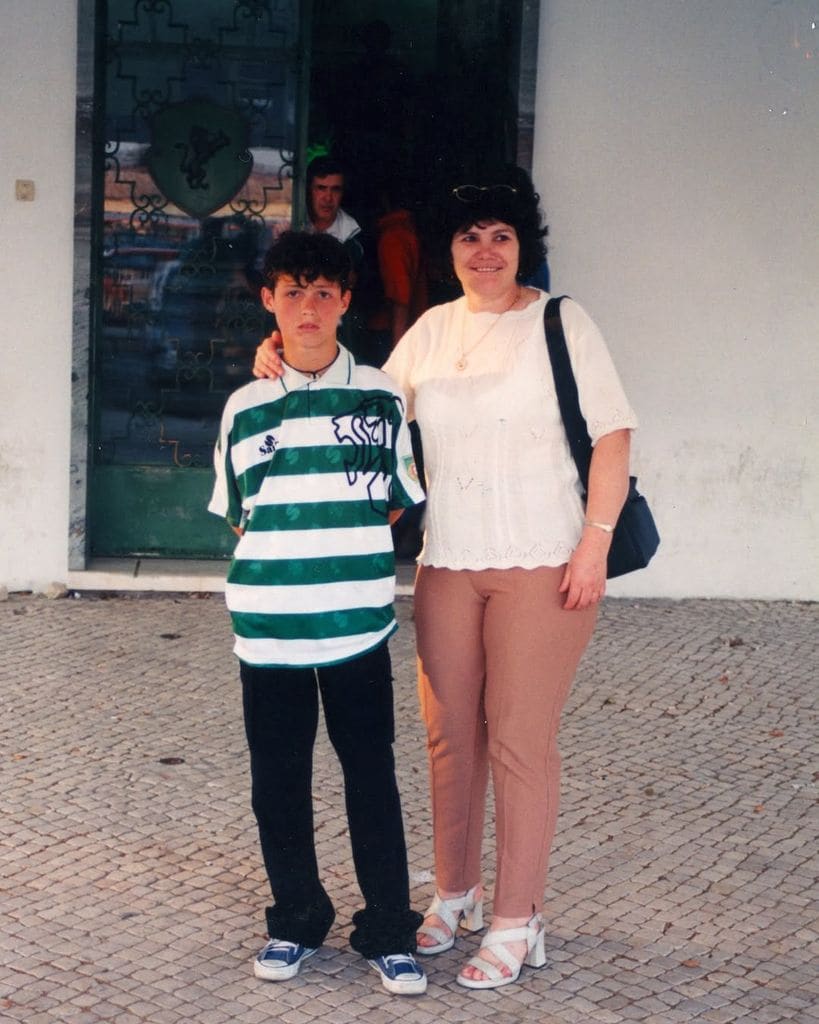 Cristiano Ronaldo en una foto del recuerdo con su mamá.