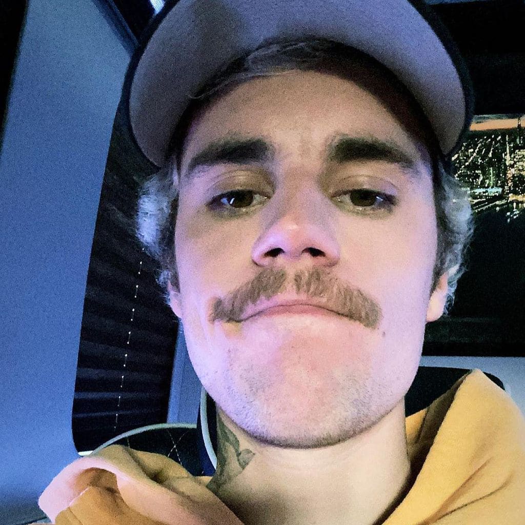 Justin Bieber con bigote