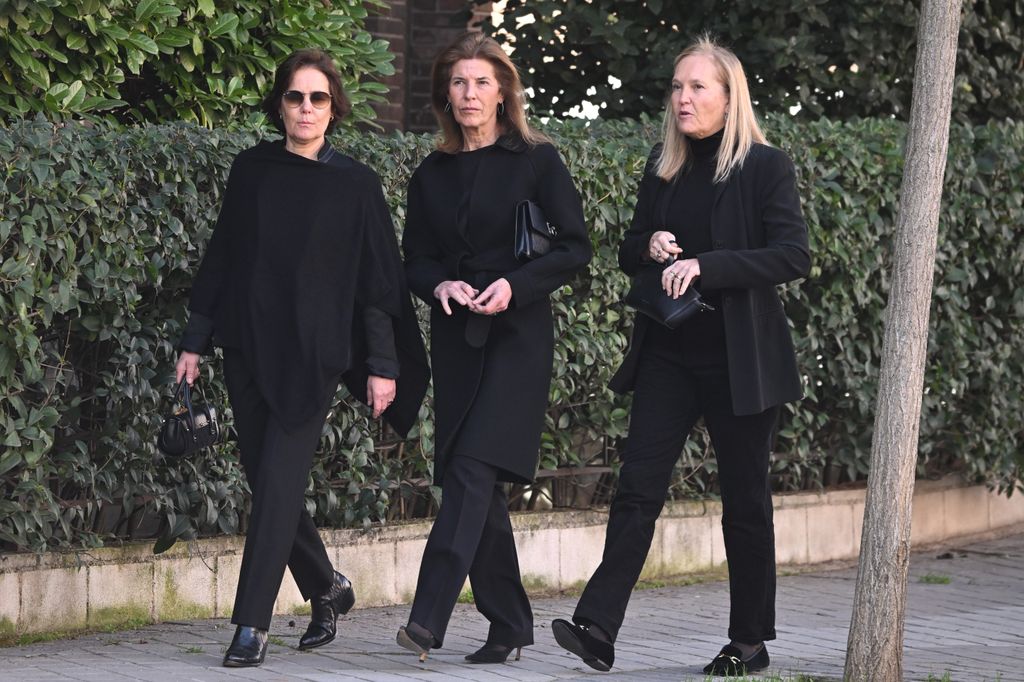 Beatriz Moreno y de Borbón (i) a su llegada al homenaje a Irene de Grecia