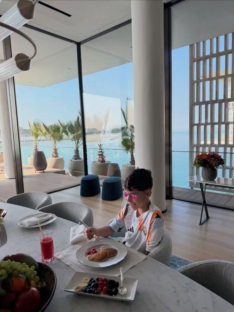 Unas fotos más de sus pequeños, aquí aparece Matteo desayunando.