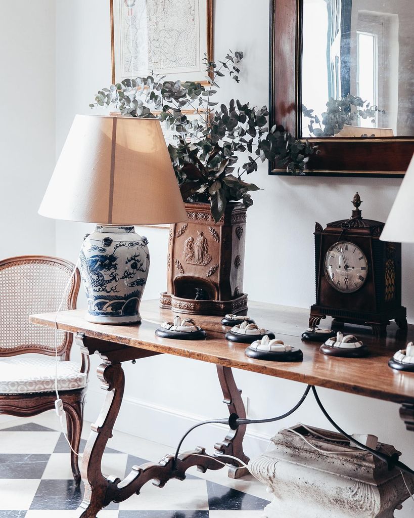 La elección de las piezas decorativas no pasa desapercibida; se ha apostado por elementos con historia, antiguos y que aportan un valor extra al interiorismo