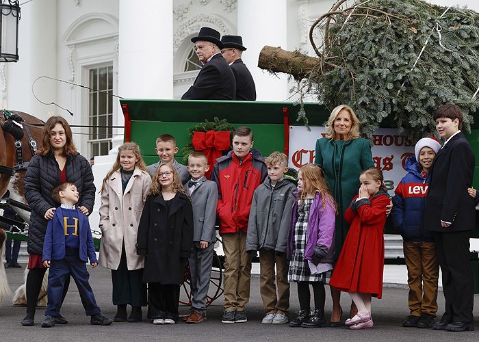 Jill Biden con un grupo de niños 