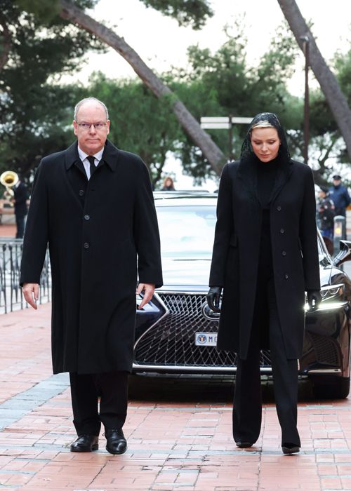 Alberto y Charlene de Mónaco dan el último adiós al arzobispo Bernard Barsi