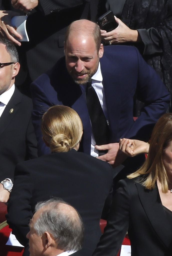 El príncipe de Gales, William de Gran Bretaña, y Giorgia Meloni durante la ceremonia funeraria del Papa Francisco en la Plaza de San Pedro en el Vaticano.