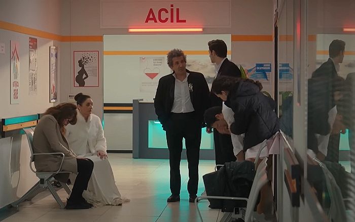 Gönül recibe el apoyo de Sengül en el hospital en 'Hermanos'