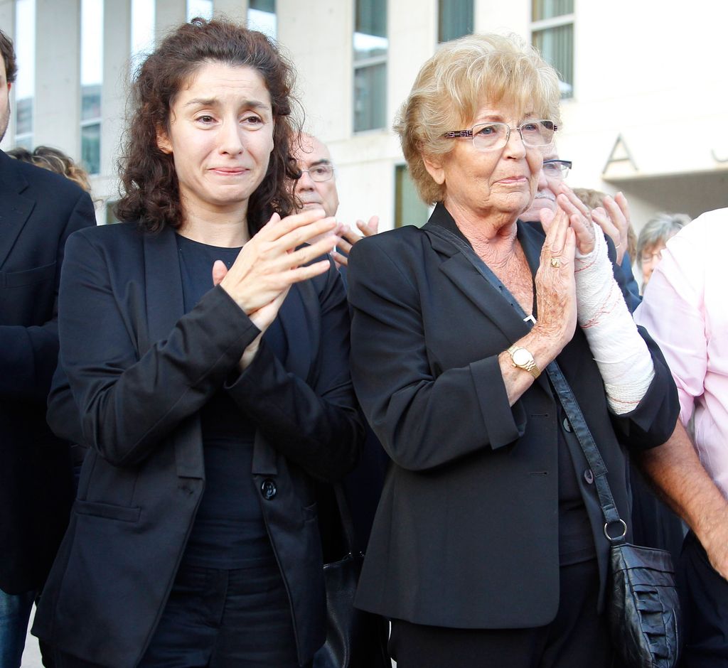 Vanesa y su madre, Anita, completamente abatidas durante el último adiós a Manolo Escobar, fallecido el 24 de octubre de 2013
