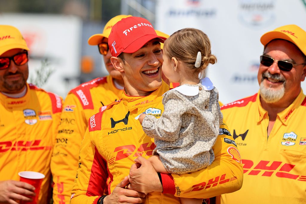 Alex Palou, el pasado domingo con su hija en brazos