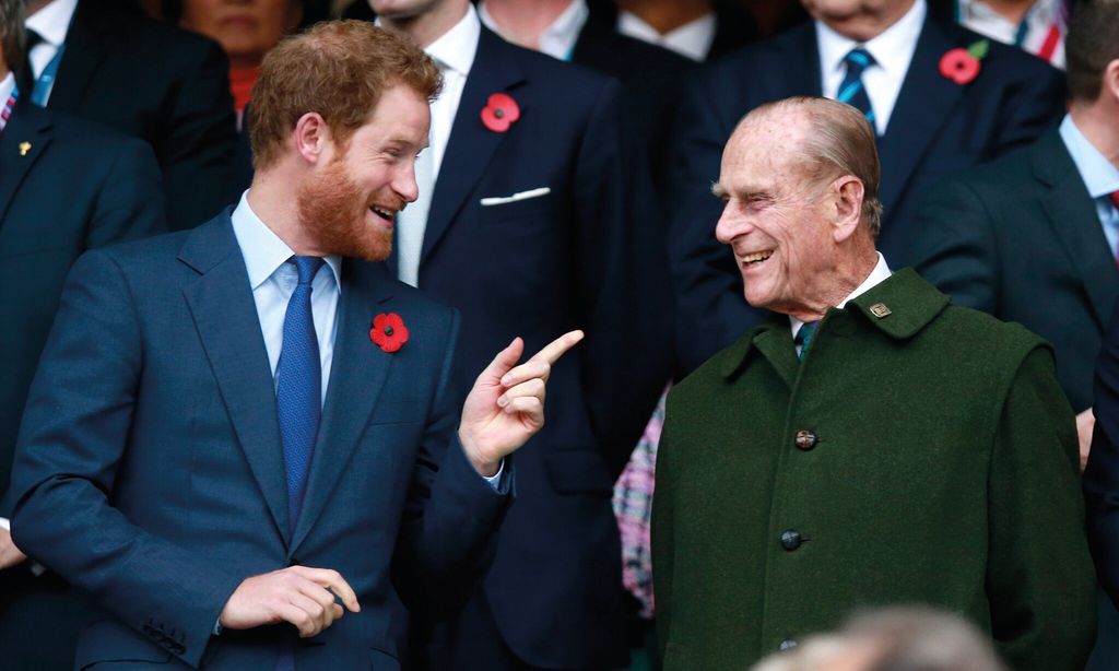 Duque de Edimburgo con príncipe Harry