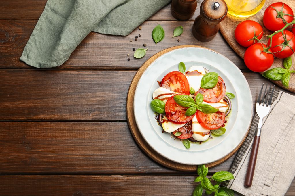 Tomate y albahaca, otra combinación clásica, sobre todo presente en la cocin italiana