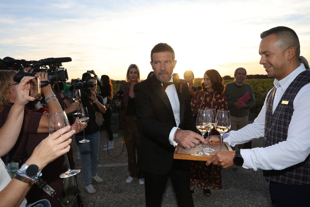 Antonio Banderas salió a saludar a la prensa tras la boda de su hija Stella.