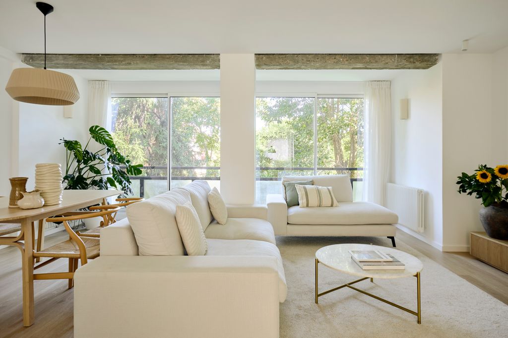 Zona de estar con sofá y chaise longue blancos