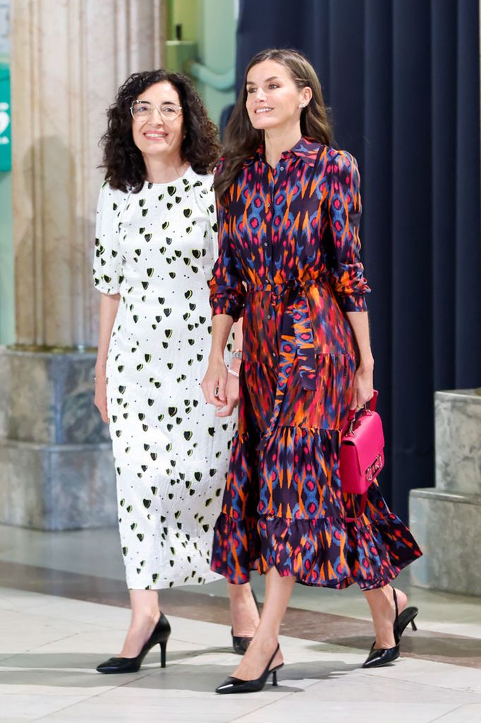 El nuevo vestido de la reina Letizia es de estilo camisero y tiene cinta al tono para marcar la figura.