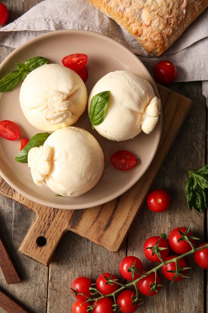 Abierta justo antes de servir, la burrata añade cremosidad y convierte esta panzanella en un plato aún más irresistible.
