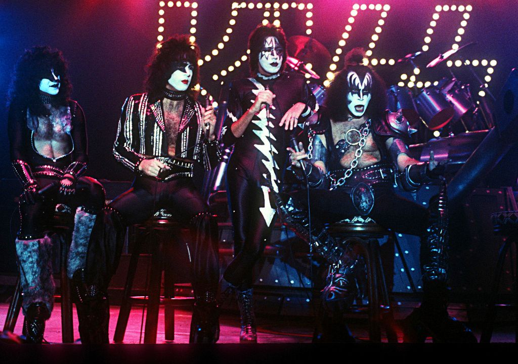 Paul Stanley, Peter Criss, Gene Simmons y Ace Frehley, de Kiss, actuando en Calinfornia en 1976