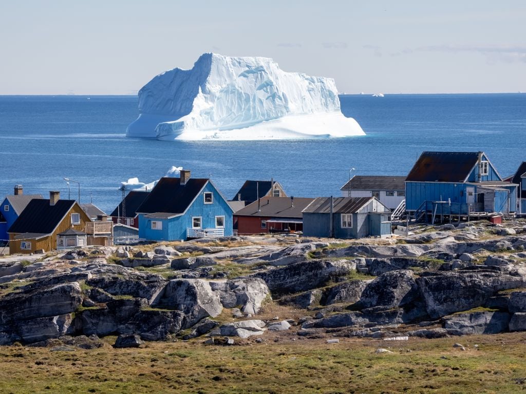 paisaje de Groenlandia, con un gran iceberg