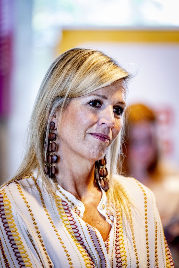 La reina Máxima con una blusa y pantalones amarillos
