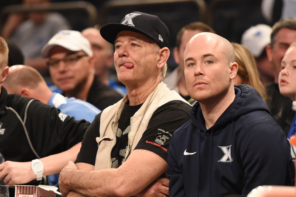 Bill Murray con su hijo Luke Murray, en 2016 en un partido de baloncesto en New York, New York