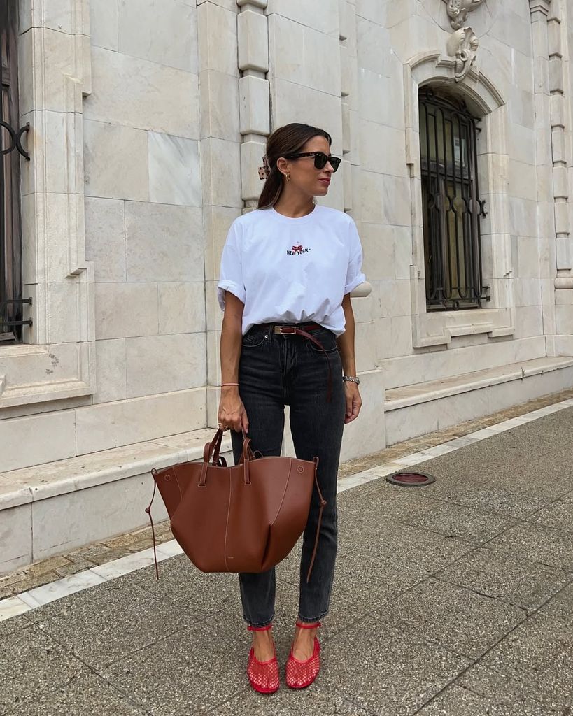 influencer con camiseta blanca y vaqueros