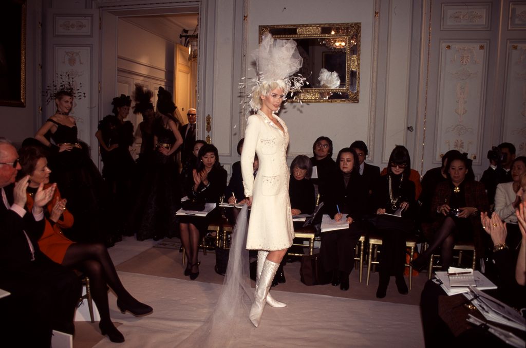 Claudia Schiffer desfila para Chanel en 1996.