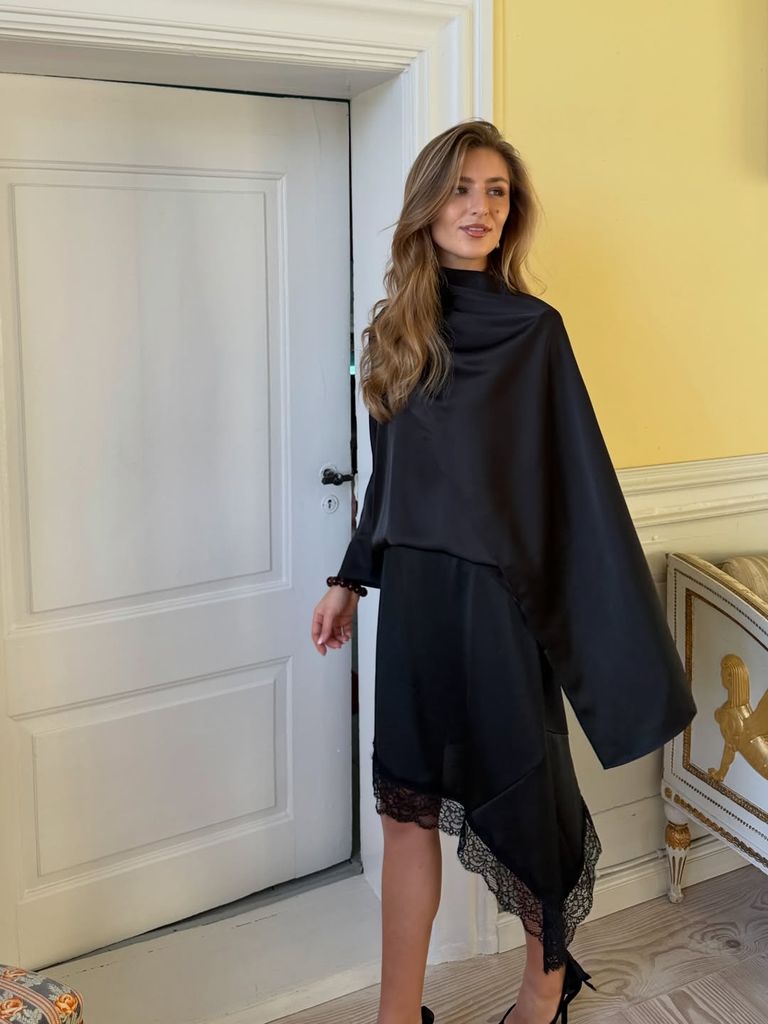 Benedikte Thoustrup impacta con un look negro satinado de H&M