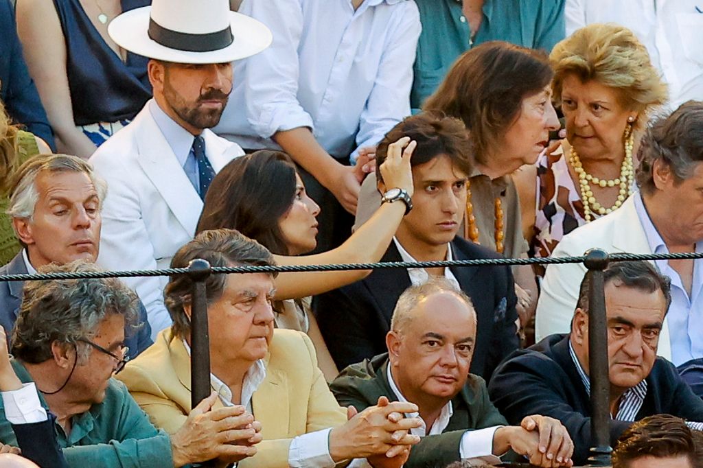 Tana Rivera y Roca Rey viendo la corrida en la Plaza de la Maestranza de Sevilla el 4 de junio de 2026