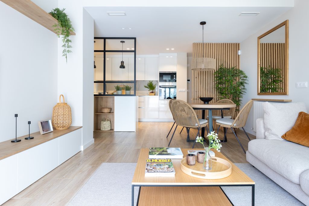 Salón luminoso en blanco y madera. 