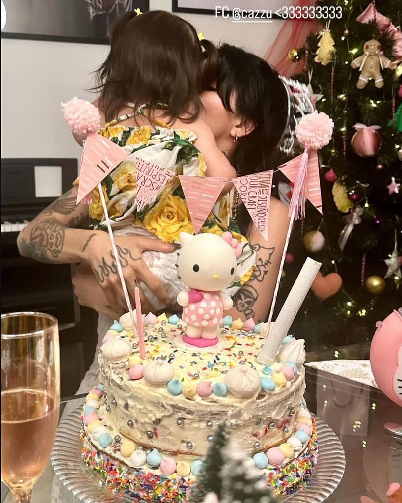 Cazzu celebró con la pequeña Inti 