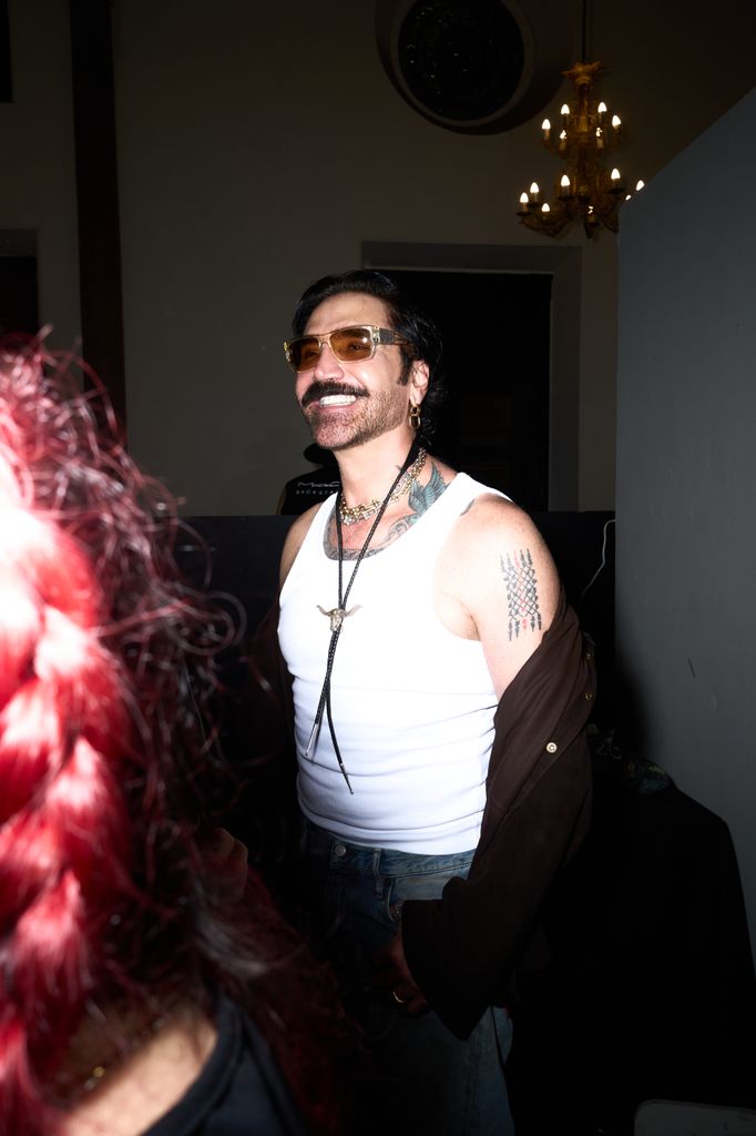 Alejandro Fernández detrás de escenas en la pasarela. 