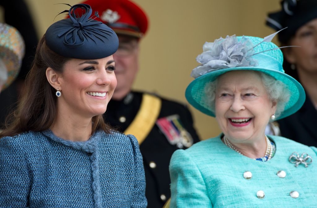Kate, entonces duquesa de Cambridge, junto a la reina Isabel II