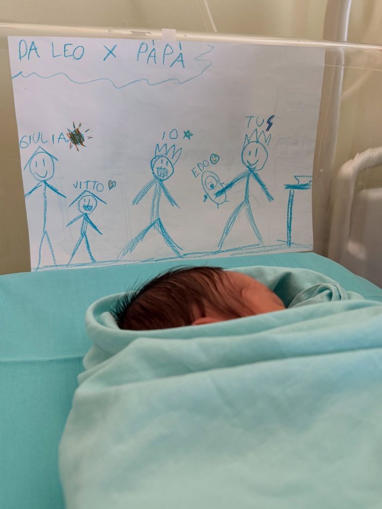 El pequeño Edo en su cunita del hospital