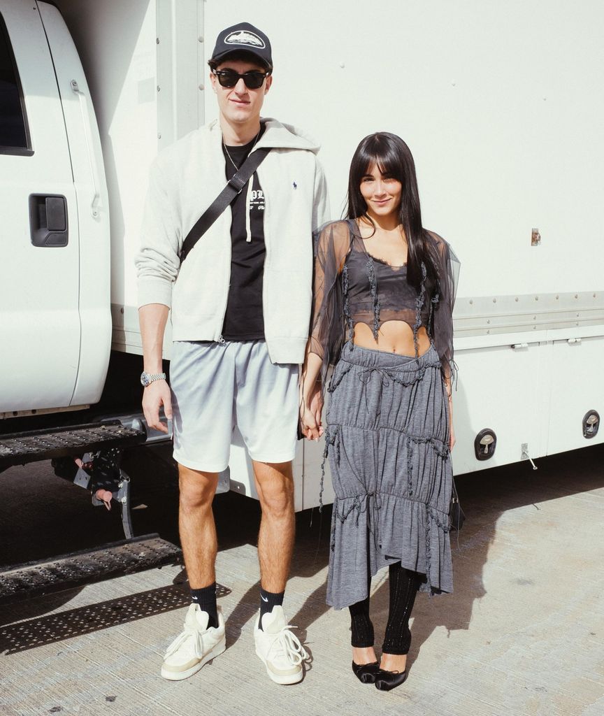 Ambos se conocieron a través del trabajo de él, cuando Aitana apareció en un vídeo suyo grabado en Japón