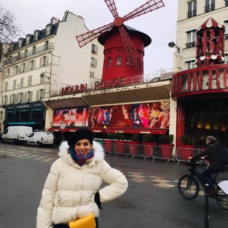 Plano medio de Inima Fuentes posando en el Moulin Rouge