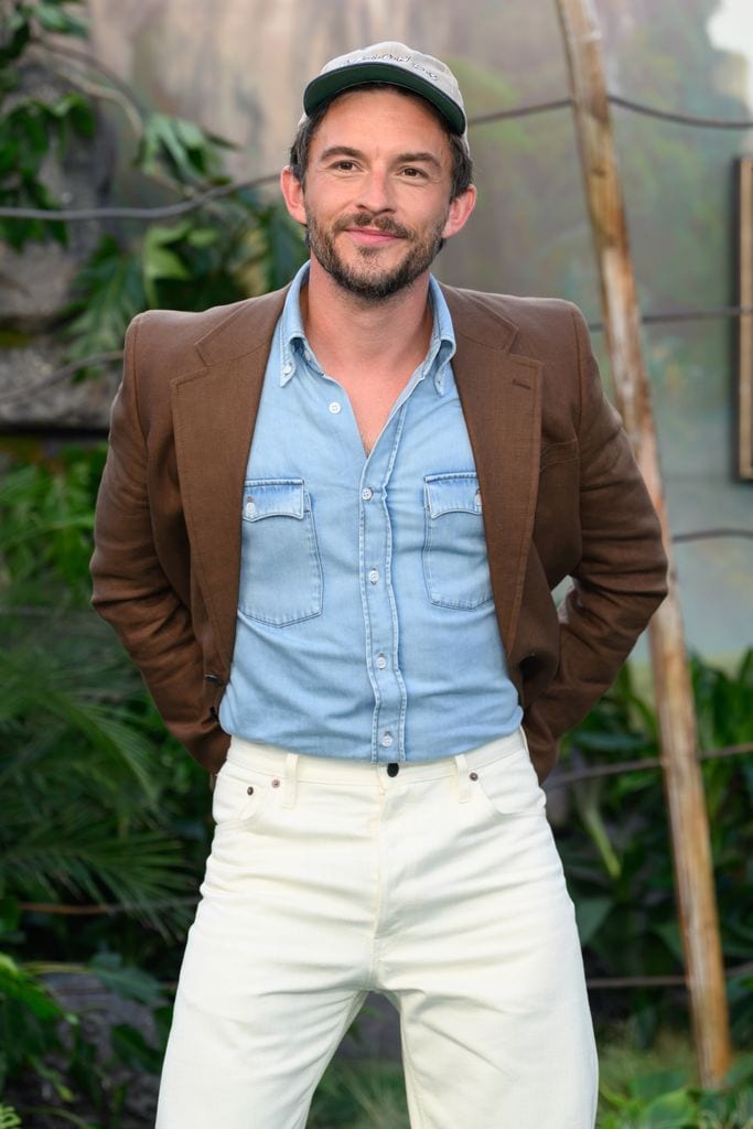 Jonathan Bailey apostó por un atuendo muy casual para su aparición en la premier londinense