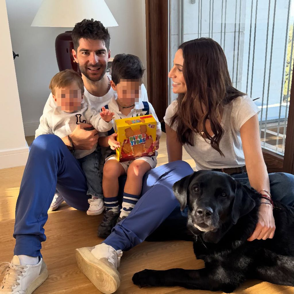 Lucía y Gonzalo junto a sus hijos Diego y Lucas y la mascota de la familia
