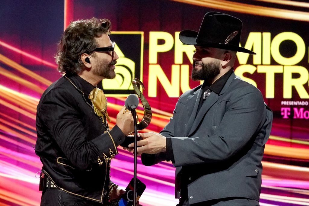 MIAMI, FLORIDA - FEBRUARY 20: (L-R) Alejandro FernÃ¡ndez presents the Mexican Music Male Artist of the Year to CarÃ­n LeÃ³n onstage during Univision's 37th Premio Lo Nuestro at Kaseya Center on February 20, 2025 in Miami, Florida. (Photo by Romain Maurice/Getty Images)