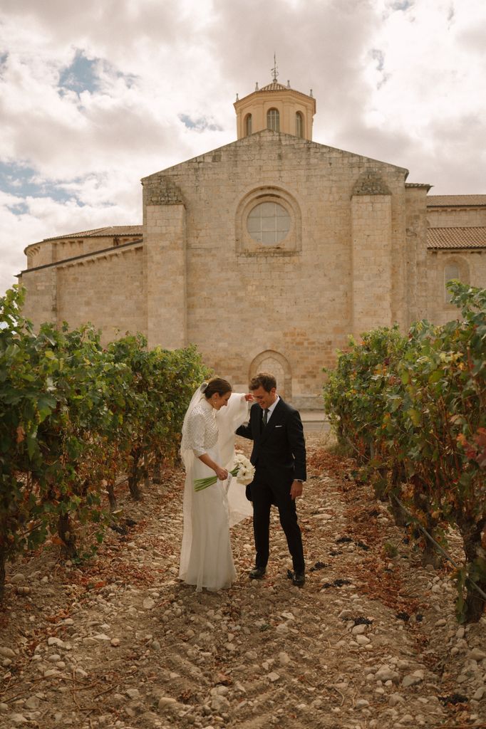 Vestido de novia de Cotonnus para boda entre viñedos en Valladolid