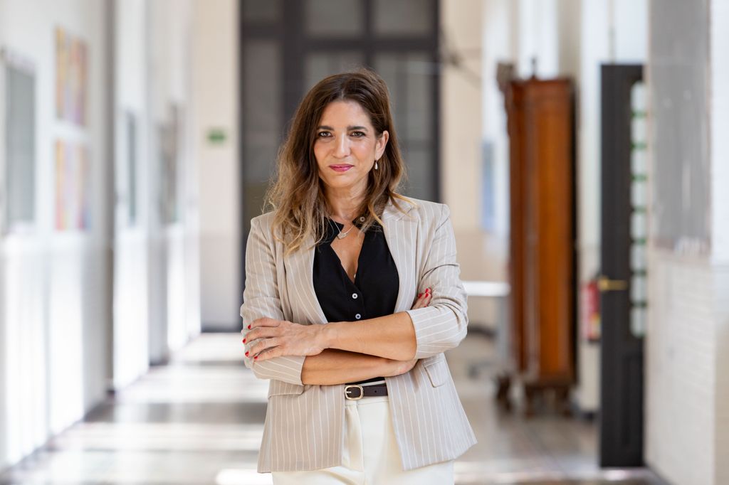 Lucía Jiménez es una abogada que ayudará a la protagonista a averiguar qué hay detrás del vídeo