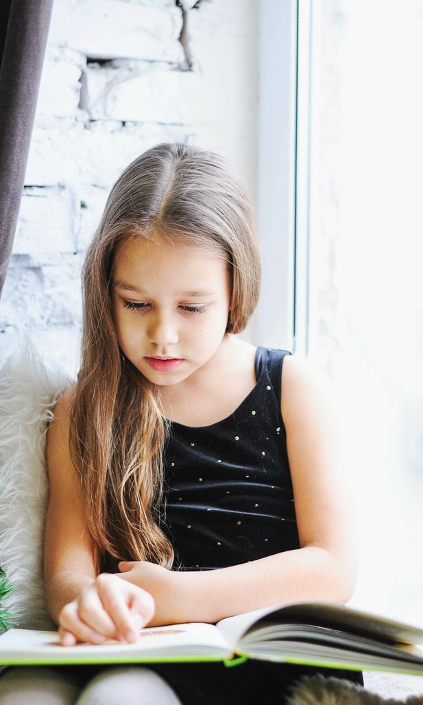 Niña leyendo un cuento.