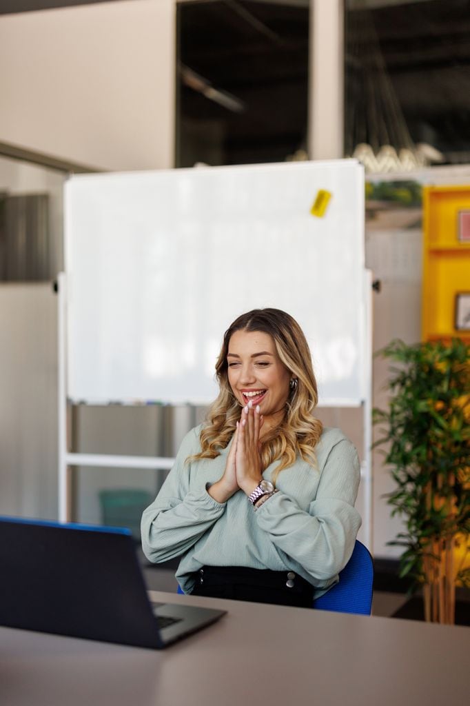 chica alegre ordenador