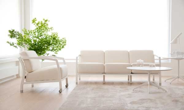 El blanco es un color lleno de energía positiva y luz, con el que nunca te confundirás. Si introduces plantas en tu decoración, evita las especies de hoja dura y puntiaguda y cámbialas por otras cuando no estén saludables. De Stua (stua.com).
