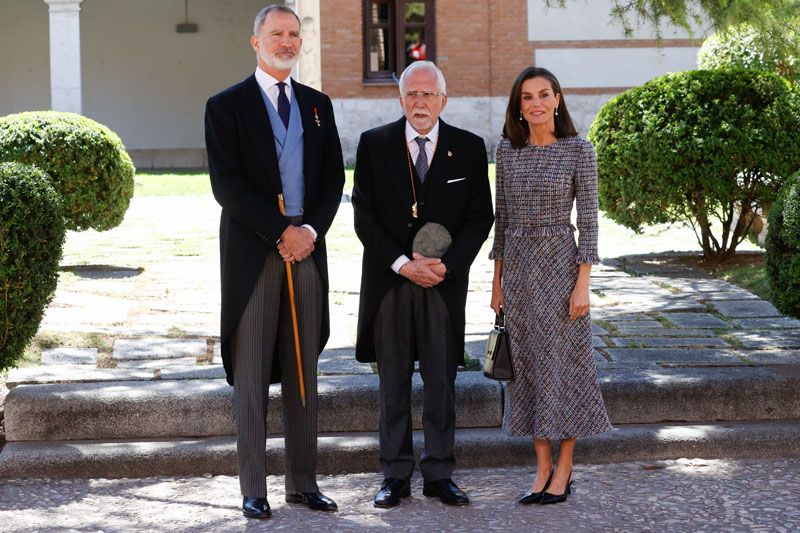 Los reyes Felipe y Letizia con Luis Mateo Díez 