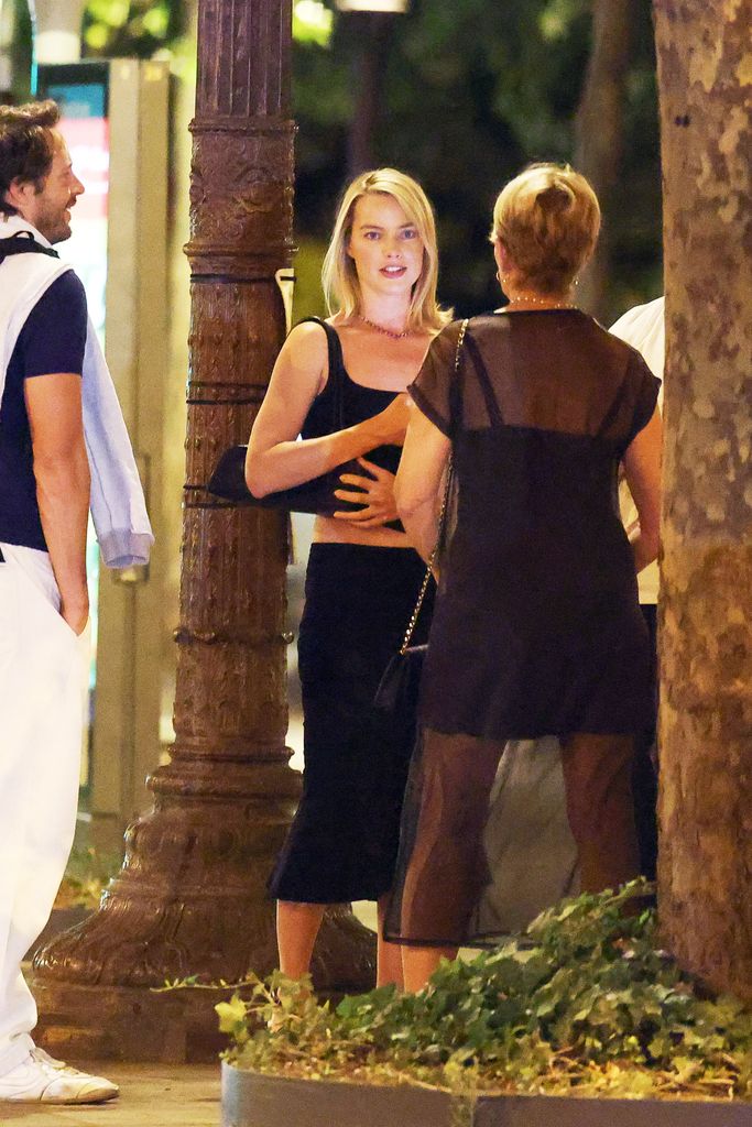 Margot con su esposo Tom Ackerley y amigos después de cenar en París.