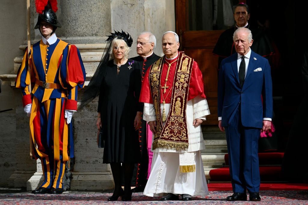 La reina Camilla y el rey Carlos III en la visita de Estado al Vaticano ante el Papa León XIV en octubre de 2025