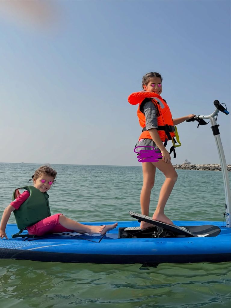 Los niños fueron los más divertidos en el mar.