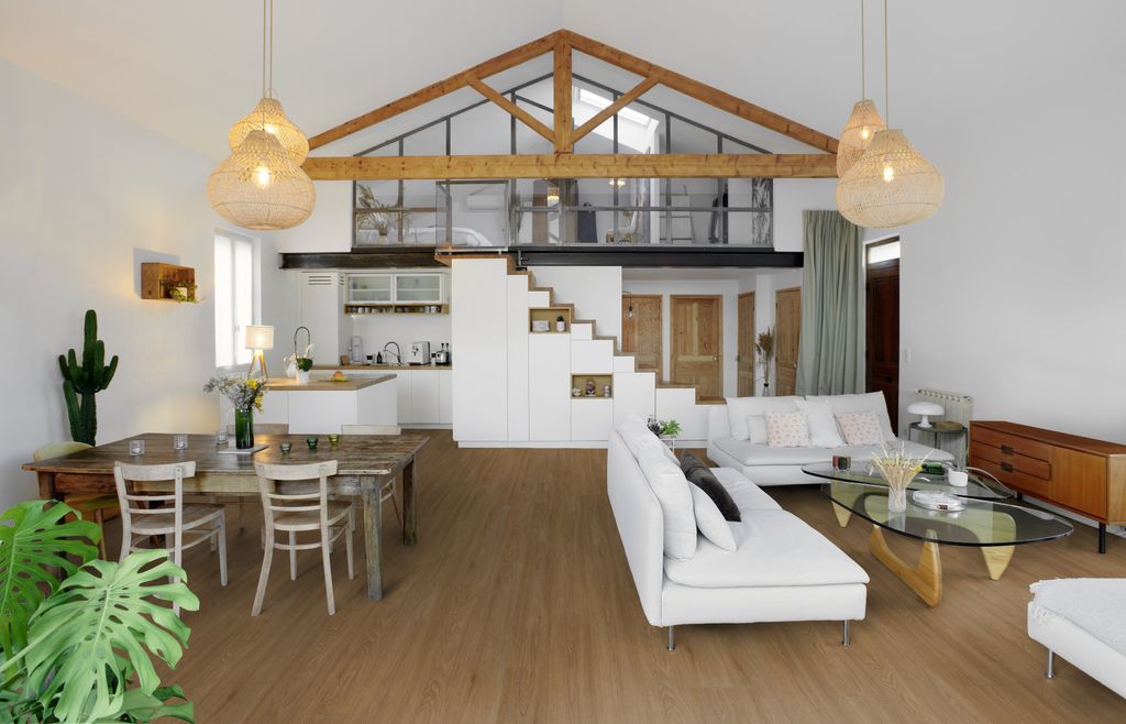 Vivienda con suelo vinílico en todas las estancias, incluidas las zonas húmedas (cocina y baño)