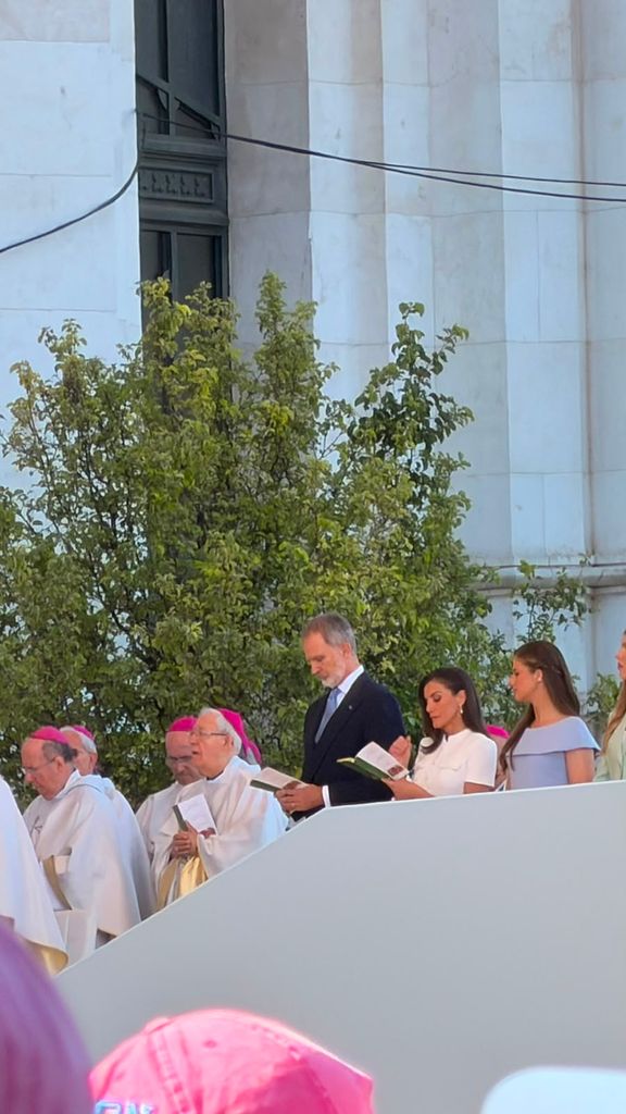 La Familia Real siguen atentos la liturgia