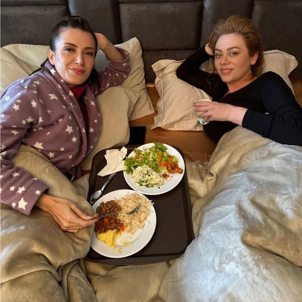 Elif y Demet en un descanso del rodaje de 'Renacer'