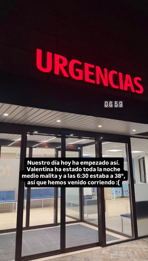 La imagen de la puerta del centro de urgencias donde han tartado a la pequeña Valentina
