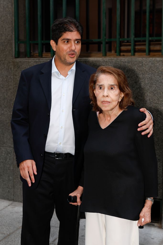 Daniel de la Calva y Mirna Carvajal en la capilla ardiente de Manuel de la Calva